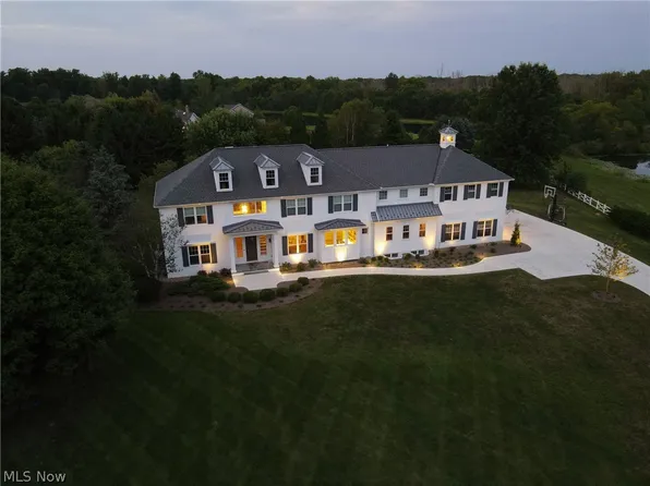 9830 Greenway Trl, Chagrin Falls, OH 44023