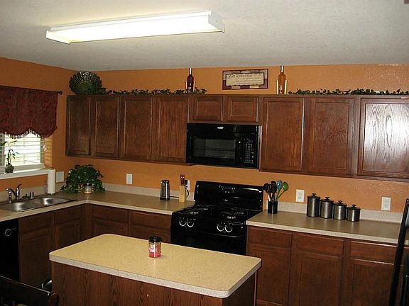 Island in the kitchen w/gas range and oven