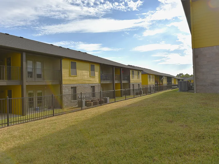 Keystone Crossing Apartment Homes — Photo 23
