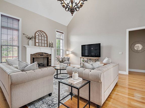 5th image of 1043 N Runyan Dr