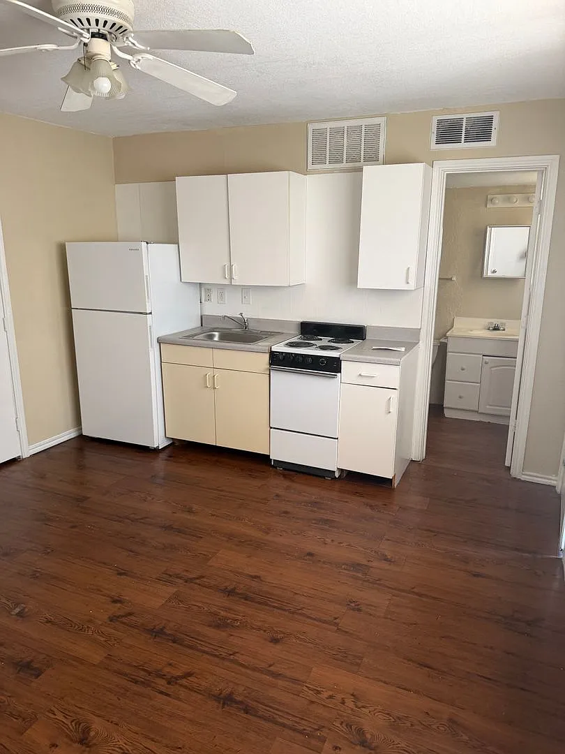 4521 Columbia Apartmetns — Photo 2