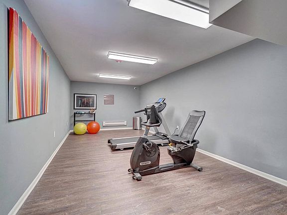 5th image of 622 Effingham St APT 403