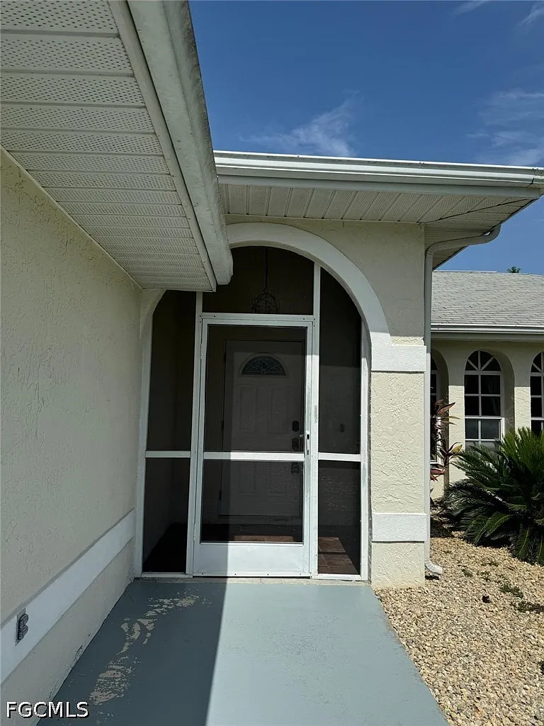 3 bed, 2.0 bath, 1383 sqft, $2,600 — Photo 2