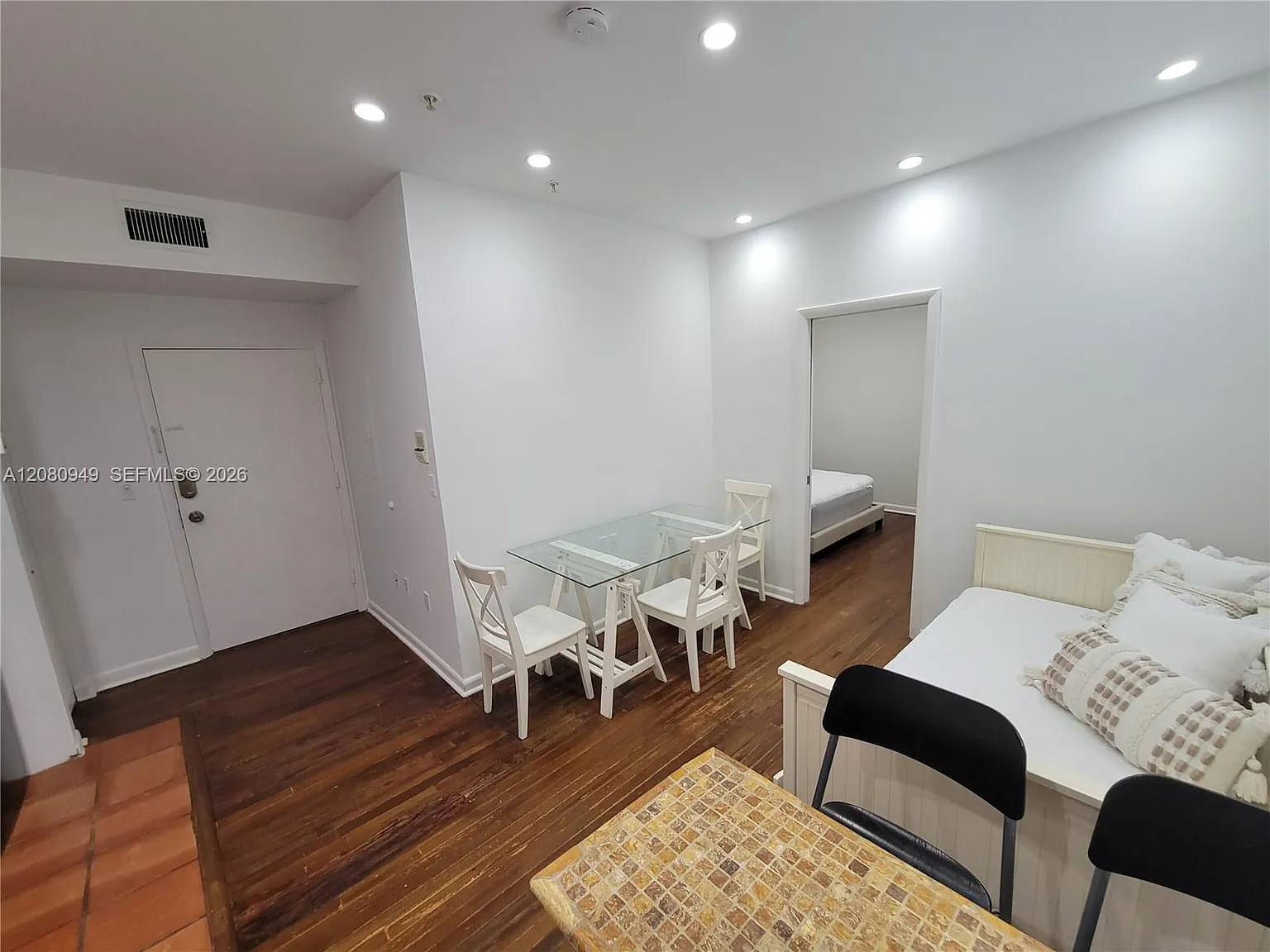 Hamilton Condo — Photo 2