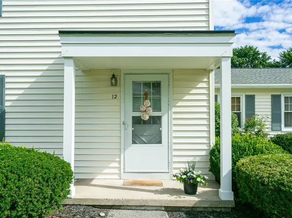 12 Arrowhead Way N, Fairport, NY 14450