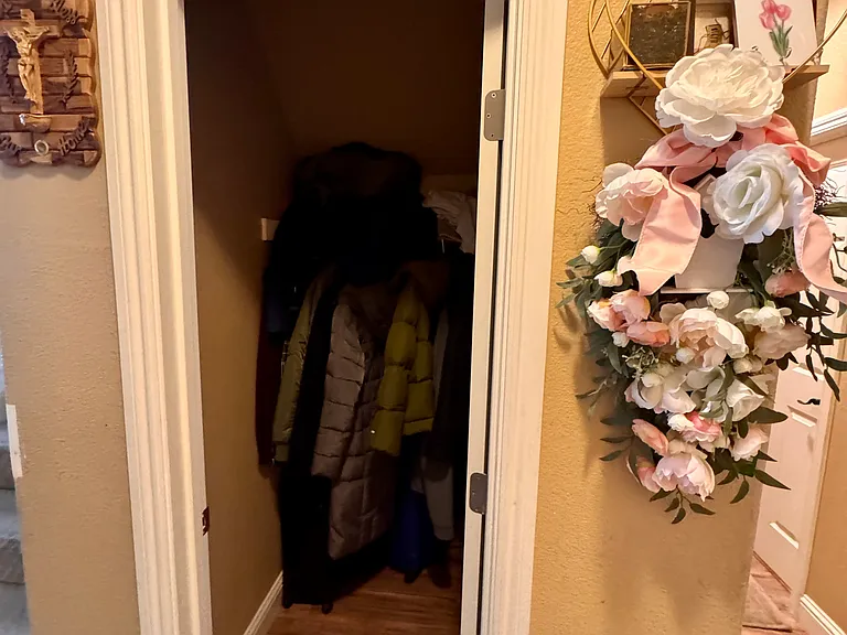 coat and luggage storage (pleanty)