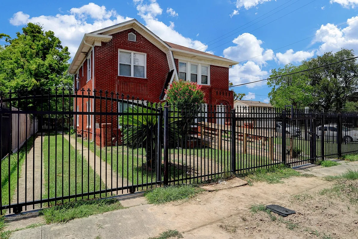 Building Photo - 3002 Isabella St