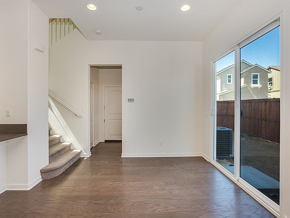 3rd image of 8827 Banyon Ave