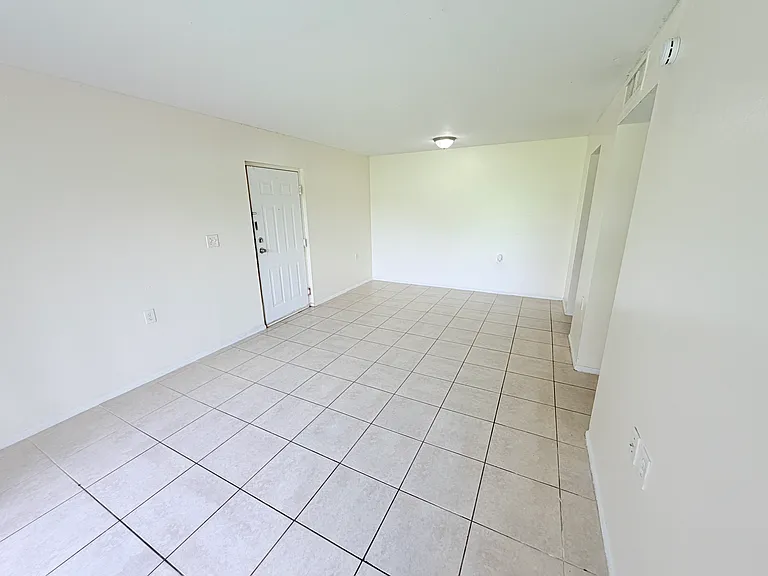 1101 N Benoist Farms Rd #106 — Photo 4