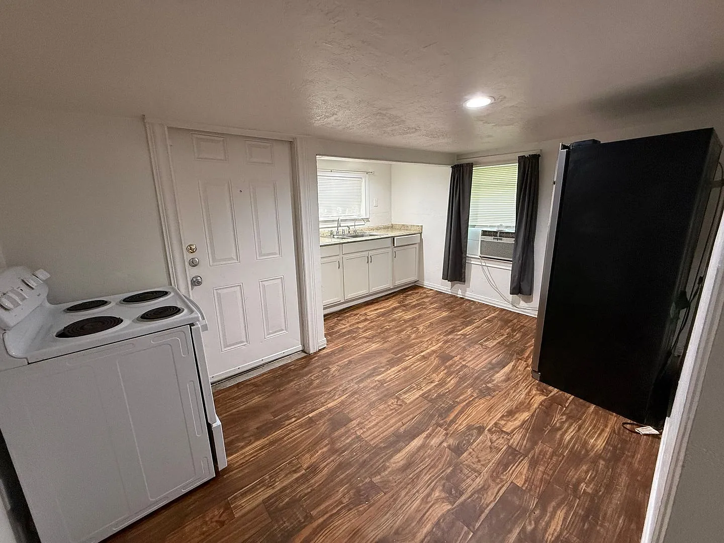 Charming 1-Bedroom Apartment with Hardwood Floors Near Downtown San Antonio — Photo 2