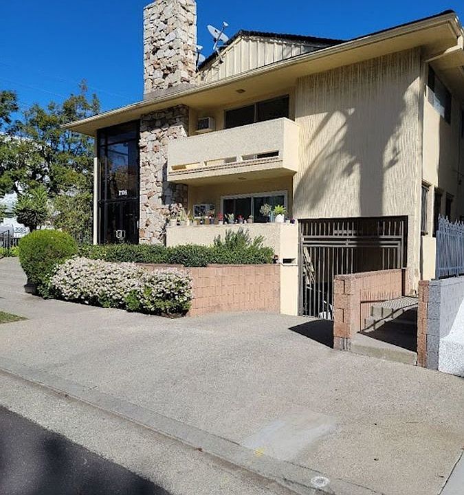 2nd image of 2106 S Bentley Ave APT 5
