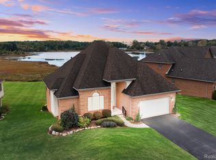 7357 Pine Vista Dr #27, Brighton, MI