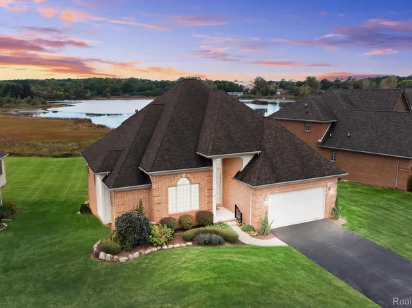 7357 Pine Vista Dr #27, Brighton, MI 48116