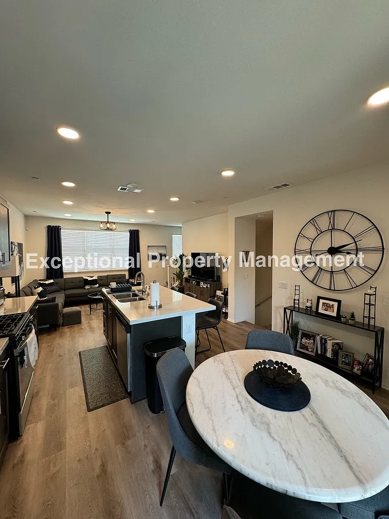 3 bed, 2.5 bath, 1573 sqft, $3,300 — Photo 4
