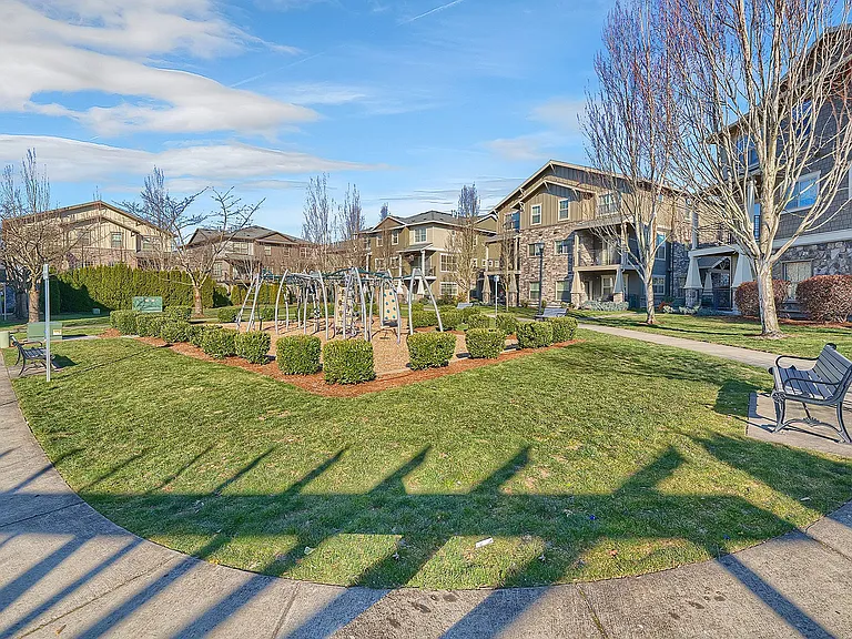 780 NE Adwick Dr — Photo 31