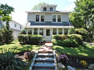 6 Spruce Pl, Great Neck, NY 11021