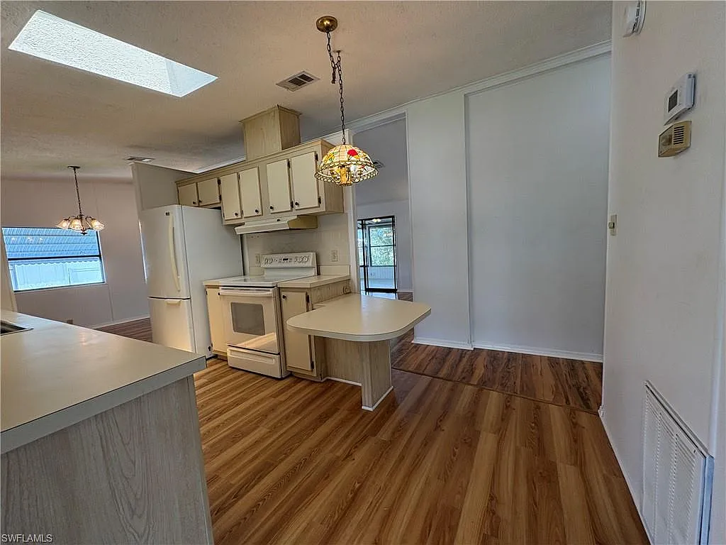 2 bed, 2.0 bath, 1228 sqft, $1,600 — Photo 2