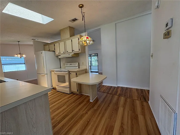 7 Oceans Blvd #7 — Photo 2
