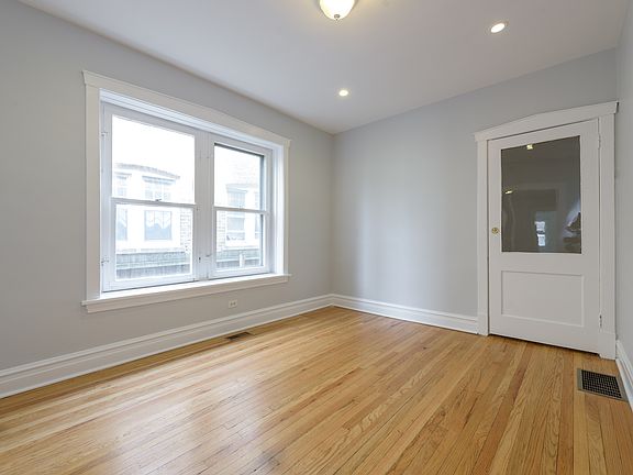 5th image of 3010 N California Ave Rear 1R