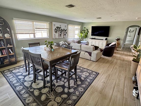 4th image of 335 Bellair Dr