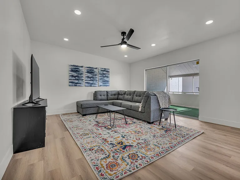 102 W Maryland Ave #E2 — Photo 13