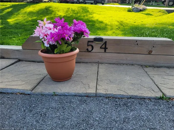 54 Valley Rd, Saint Catharines, ON L2S 1Y6