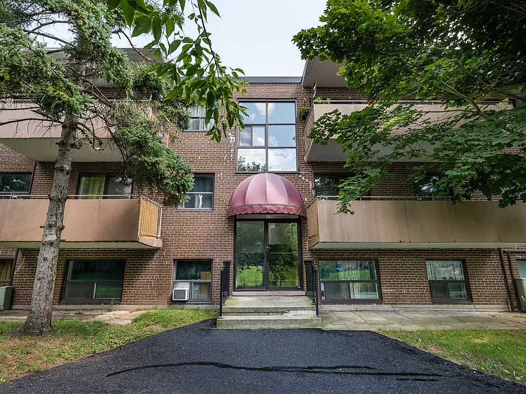 192 Churchill Rd S #302 — Photo 1
