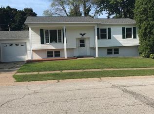 2231 Maplecrest Rd, Bettendorf, IA 52722