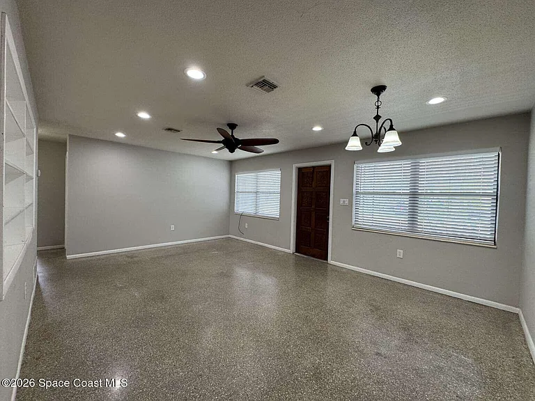 715 Clarke Ave — Photo 5