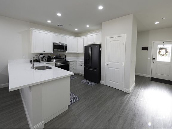 5th image of 332 Abigail St