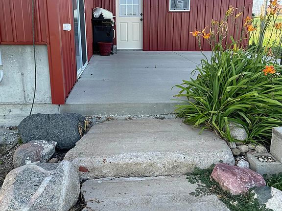 4th image of 104 Main St