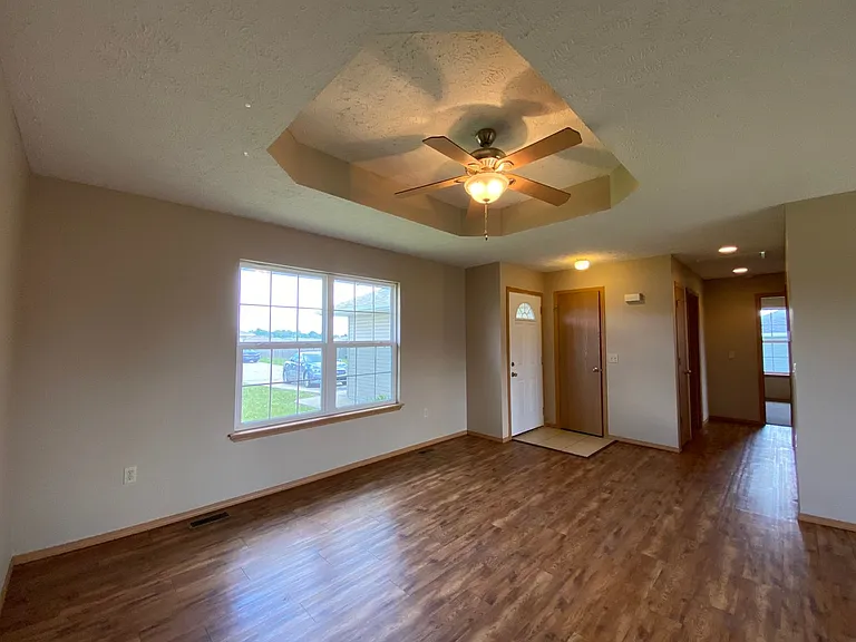 203 N Christopher Ln — Photo 4