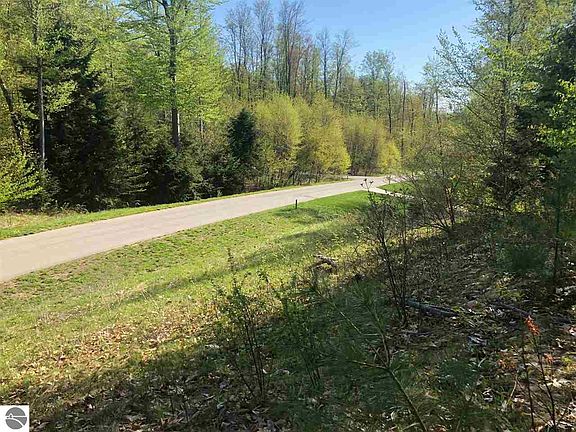 3rd image of 3446 Woods Dr