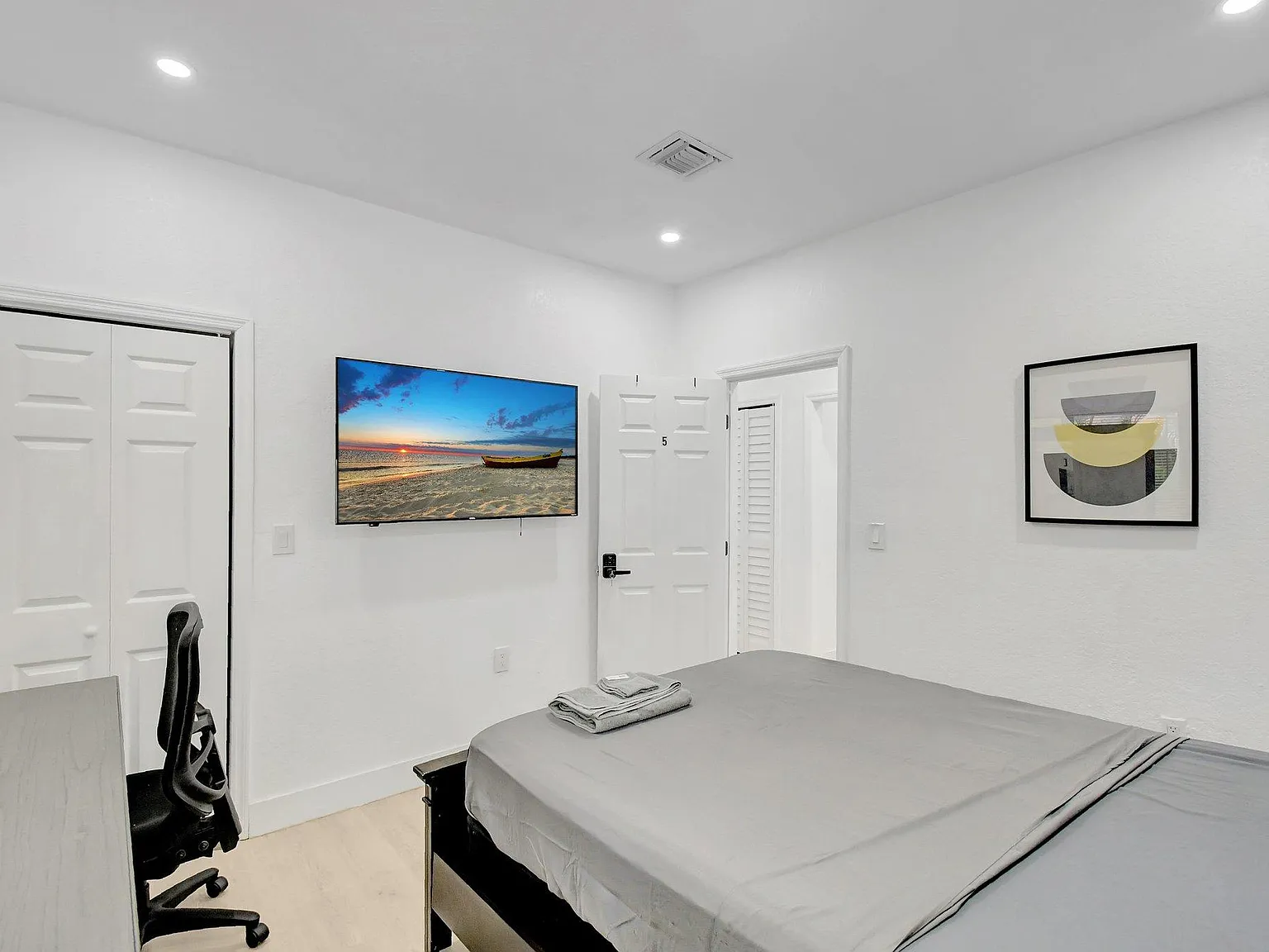 4 bed, 2.0 bath, 1400 sqft, $1,222 — Photo 3