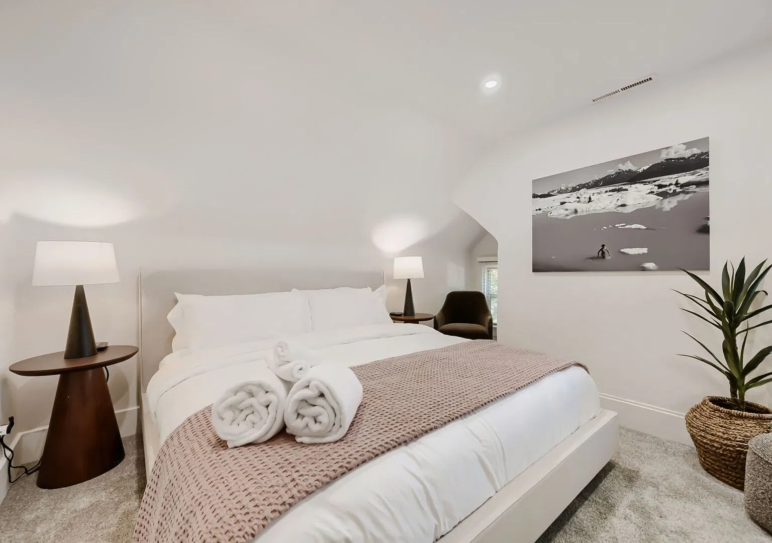Unique Modern 1BR "Treehouse" | Walk to Pearl St — Photo 3