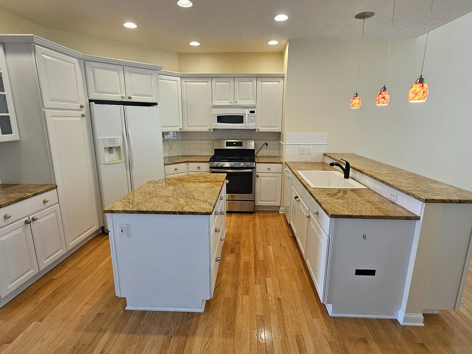 3 bed, 3.5 bath, 2661 sqft, $4,400 — Photo 4