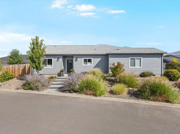 300 Oak Valley Dr, Talent, OR 97540