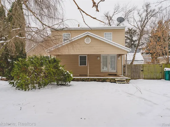 2961 Chrysler Ave, Waterford, MI 48328