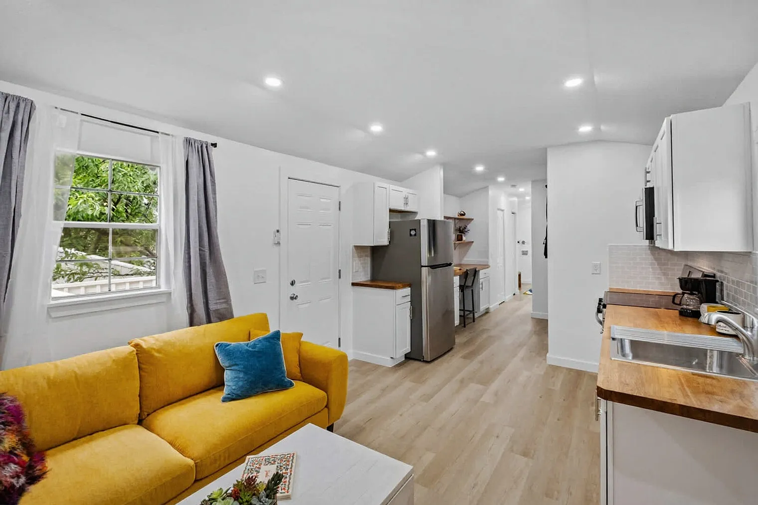 1 bed, 1.0 bath, 893 sqft, $2,358 — Photo 2