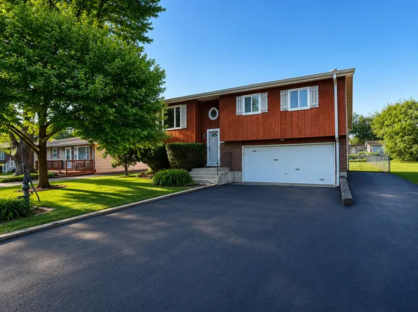 4500 Clearview Dr, McHenry, IL 60050