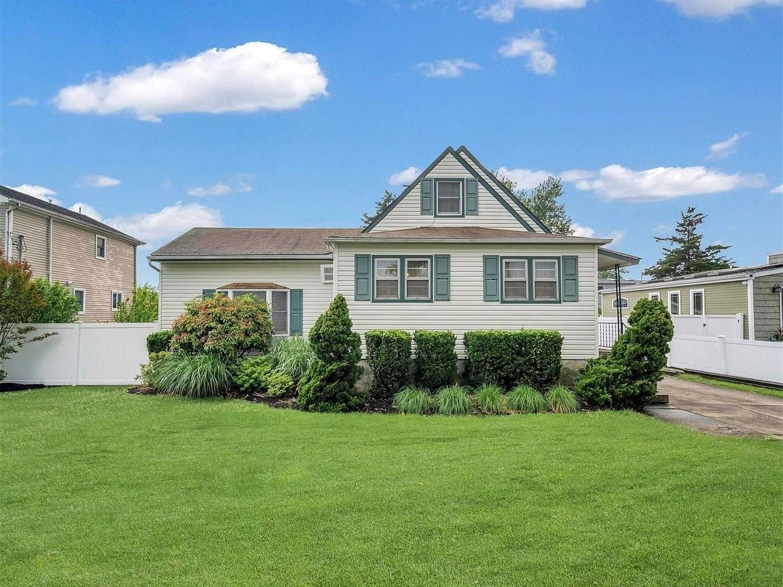 863 S Broadway, Lindenhurst, NY 11757 Zillow