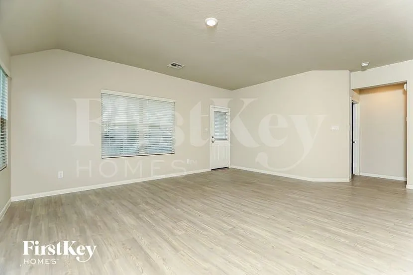 4 bed, 3.0 bath, 1910 sqft, $1,685 — Photo 4