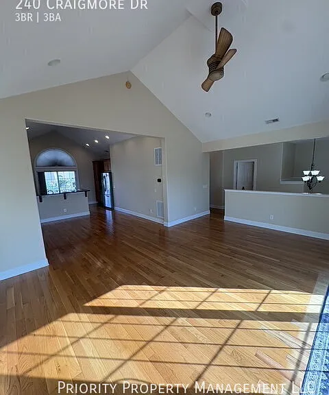 240 Craigmore Dr — Photo 10