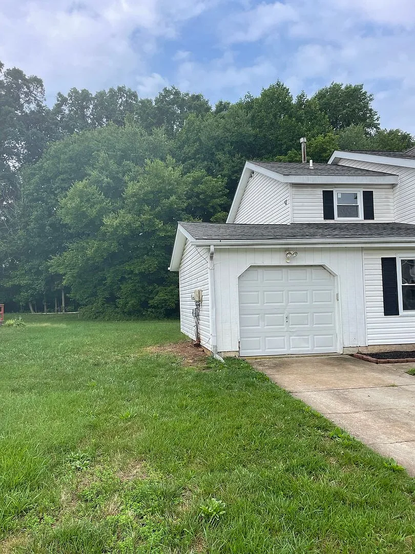 3 bed, 2.5 bath, 1725 sqft, $2,295 — Photo 3