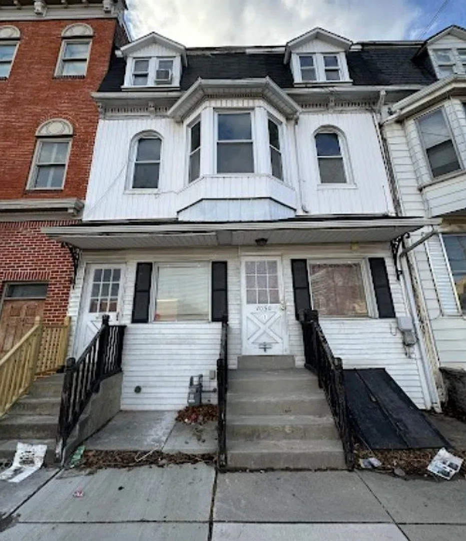1050 N George St — Photo 1