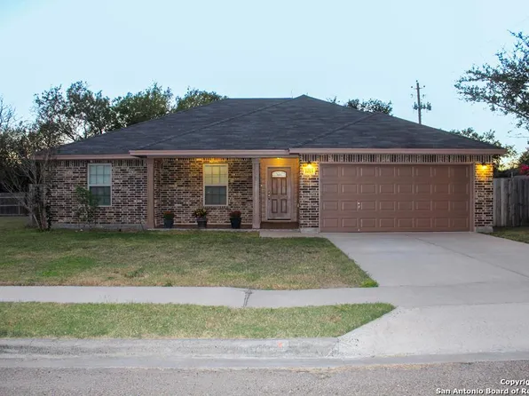 1013 Blue Crest, Beeville 78102
