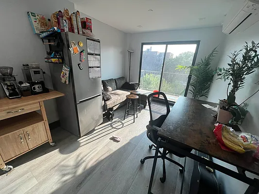 Rented by Delmark Realty LLC | media 31