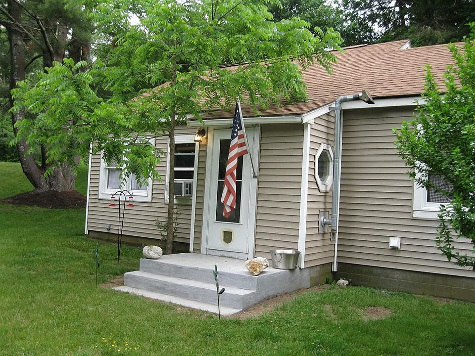 2nd image of 140 Cherry St