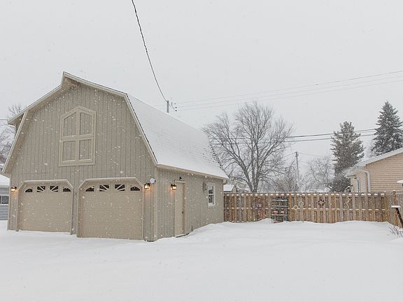 2+ Car Garage w/Loft