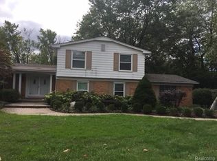 5600 Swan Lake Dr, West Bloomfield, MI